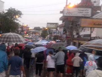 bajo una torrencial lluvia, geselinos y turistas reclamaron justicia (foto JL Aller)