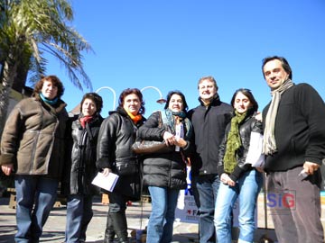 Omar Duclos junto a integrantes de la lista JQ en la Peatonal de Gesell