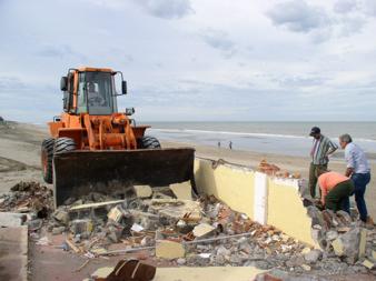 La arena a la playa, y el cemento fuera de la playa (foto archivo 2004)