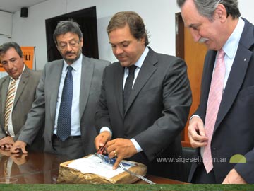 Una imgen de la apertura de sobres con las ofrertas (Foto Prensa Gobernacin)