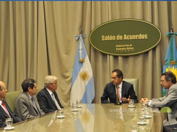 El Gobernador y empresarios en la sala de acuerdos (Foto gentileza Prensa Gobernacion)