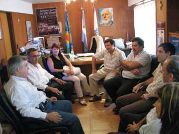 Funcionarios reunidos (foto prensa de la Municipalidad)