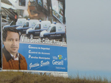 Mientras tanto, el intendente se autopromociona en la ruta, entre Pinamar y Gesell