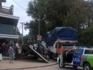 El camin derrib por completo la garita. La mujer esperaba el colectivo (foto CP)