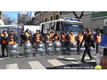 Policias cuidando la asuncin de Moyano (foto TN)