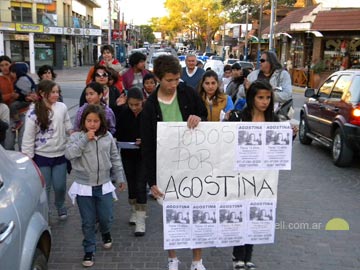 Todos por Agostina: sus amiguitas fueron als primeras en salir a la calle (archivo)