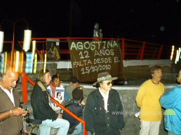 Alrededor de a estatua de la madre, una especie de santuario por Agostina