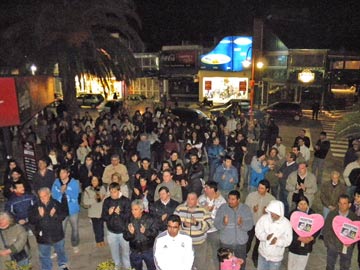 Vecinos reclamando en la Plaza. Por pimera vez se sumaron integrantes del gobierno local