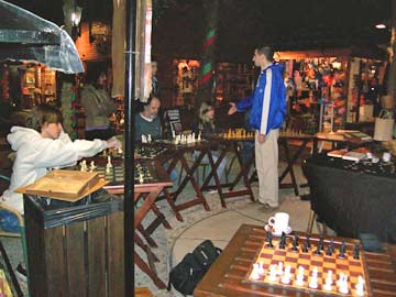 Esteban Allo en plena simultanea de Ajedrez, en Mar de las Pampas