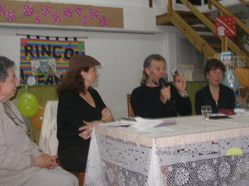 Amalia Velli, Bonnie Favelis y Mnica Garca junto a Alfredo en la presentacin