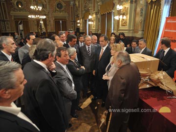 Scioli rodeado de intendentes y empresarios durante el acto (foto prensa Gobernacin)