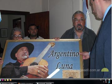 El Presidente del Concejo Madariaguense Esteban Santoro entrega la distincin