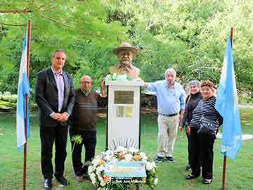 el intendente Santoro junto a familiares en el busto que recuerda a Argentino Luna