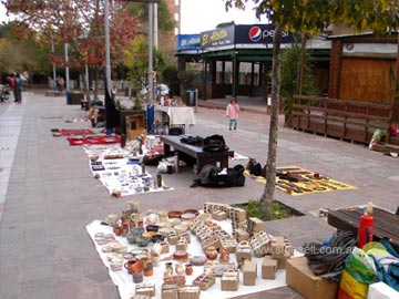 Mantas en la peatonal del paseo 106. Piden poder armar en esa zona