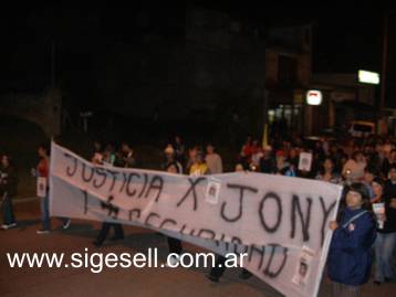 compaeros, amigos y familiares de Jonatan marchan por el Boulevard.