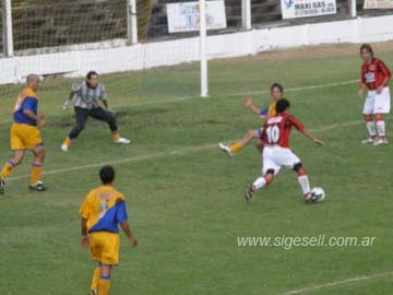 Villar, la figura de la cancha, desparrama rivales en el segundo gol