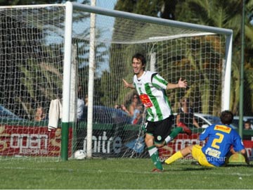 Giuntini festeja uno de sus goles (foto gent Area Chica MDQ)