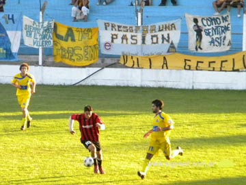 Carlos Arena,  el mejor de la cancha se lleva la pelota