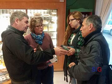 Baldo en dialogo con vecinos, en la lluviosa tarde del sabado