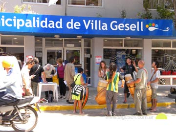 Ruidosa manifestacin frente al Municipio por el aumento del boleto