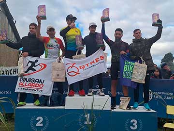 El podio de la carrera en Paraje Juancho, con los geselinos bien en lo alto