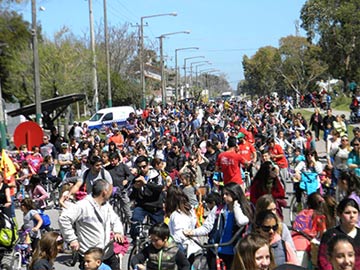 La nutrida caravana sobe el boulevad