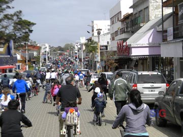 Familias completas ecibieron la primavera en la Caravana de la Bicicleta