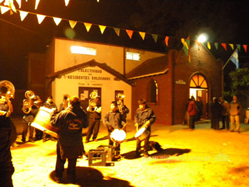 El frente de la Capilla anoche, en plena fiesta