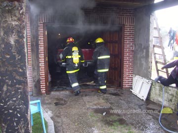 Los Bomberos entran a sofocar el incendio.. el problema lleg despues...