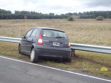 El Citroen C3 sobre uno de los laterales, donde impact