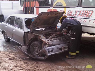 Choque entre un automovil y un micro local (foto Bomberos Voluntarios)