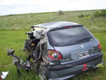 estado en que qued el peugeot 206. Su conductor perdi la vida (foto Bomberos)