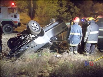 El vehiculo termin volcado, con lamentables consecuencias para el conductor