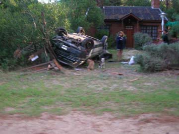 El auto termin en un jardn (foto Bomberos)