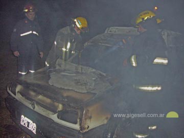 Los bomberos en plena tarea (foto Bomberos Voluntarios)