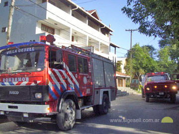 Bomberos en plena tarea en 4 y 104 (foto prensa Bomberos)