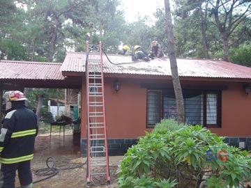 El trabajo de los servidores pubicos de Mar Azul (foto Bomberos)