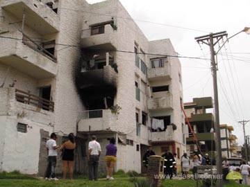 Las huellas del incendio en las paredes del edificio (foto Bomberos Voluntarios)