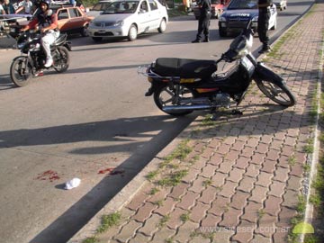 La moto en la calzada. Los bomberos auxiliaron a las dos personas involucradas