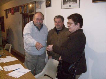 Cejas, Manzo y Camellino entregan el premio a Jaime (Foto Camellino)