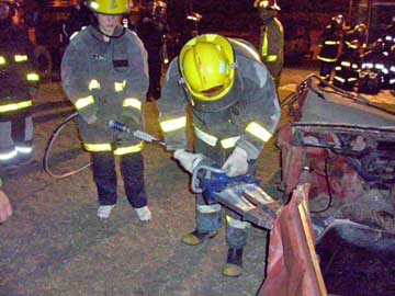 Bomberos accionan las modernas tijeras