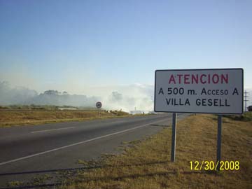 Los bomberos trabajaron sobre la ruta para sofocar el fuego