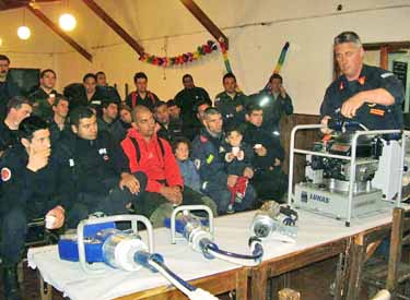 Bomberos recibiendo el nuevo equipamiento (foto cedida por Bomberos)