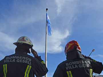 Bomberos geselinos saludan a la bandera