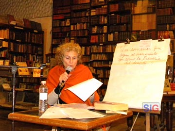 Bonnie Favelis, en una  sus jornadas de lecturas de cuentos clasicos