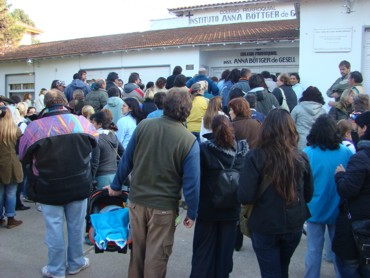 Padres frente al Instituto (foto El Fundador)    