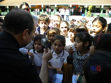 El asombro y la curiosidad de los chicos, ante la explicacin del Parroco