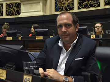 El legislador bonaerense de Juntos por el Cambio, Luciano Bugallo, y un reclamo