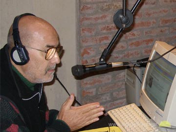 Guillermo Burnet y el microfono: el periodismo  fue una de sus pasiones