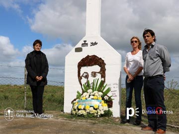 El  intendente Interino Marcos Jovanovic junto a familiares en el monumento de la cava